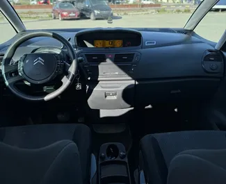 Citroen C4 Grand Picasso 2010 dostupné na prenájom v v meste Durres, s limitom kilometrov neobmedzené.