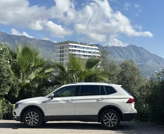 Vista frontal de un Volkswagen Tiguan de alquiler en Becici, Montenegro ✓ Coche n.º 10338. ✓ Automático TM ✓ 0 opiniones.