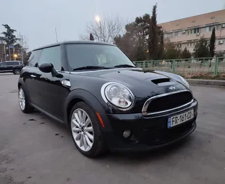 Sprednji pogled najetega avtomobila Mini Cooper S v v Tbilisiju, Georgia ✓ Avtomobil #12223. ✓ Menjalnik Samodejno TM ✓ Mnenja 0.