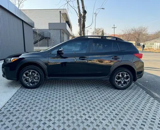 Vista frontal de um aluguel Subaru Crosstrek em Tbilisi, Geórgia ✓ Carro #12309. ✓ Transmissão Automático TM ✓ 0 avaliações.