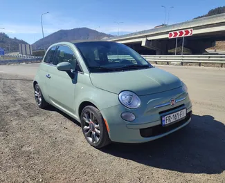 Vista frontal de um aluguel Fiat 500 Cabrio em Tbilisi, Geórgia ✓ Carro #12316. ✓ Transmissão Automático TM ✓ 0 avaliações.