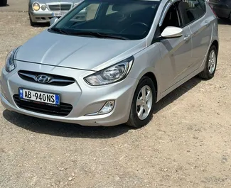 Sprednji pogled najetega avtomobila Hyundai Accent v v mestu Durres, Albanija ✓ Avtomobil #12195. ✓ Menjalnik Samodejno TM ✓ Mnenja 0.