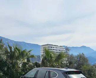 Vista frontal de um aluguel BMW X1 em Becici, Montenegro ✓ Carro #11323. ✓ Transmissão Automático TM ✓ 0 avaliações.