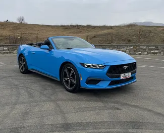 Sprednji pogled najetega avtomobila Ford Mustang Cabrio v v Tbilisiju, Georgia ✓ Avtomobil #12226. ✓ Menjalnik Samodejno TM ✓ Mnenja 0.
