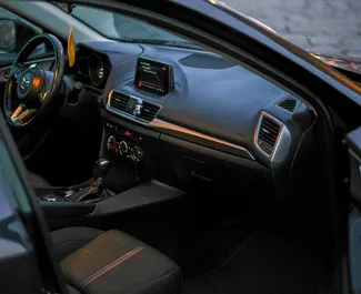 Interior do Mazda 3 para aluguer na Geórgia. Um excelente carro de 5 lugares com transmissão Automático.