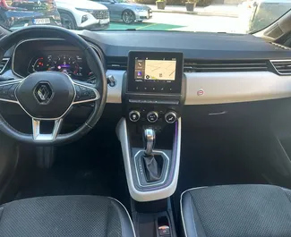 Interiér Renault Clio 5 k pronájmu v Černé Hoře. Skvělé auto s 5 sedadly a převodovkou Automatické.