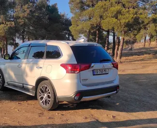트빌리시에서에서 대여 가능한 하이브리드 3.0L 엔진의 Mitsubishi Outlander Xl 2019.