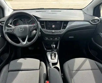 Opel Crossland 2022 k dispozici k pronájmu v Rafailovici, s omezením ujetých kilometrů neomezené.