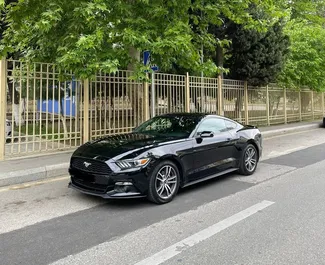 Vista frontal de um aluguel Ford Mustang Coupe em Baku, Azerbaijão ✓ Carro #12943. ✓ Transmissão Automático TM ✓ 0 avaliações.