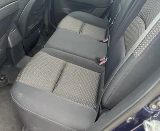 Interiér Hyundai i30 na prenájom v v Albánsku. Skvelé auto so sedadlami pre 5 osôb s prevodovkou Manuálne.