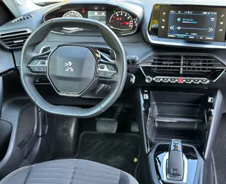 Interiér Peugeot 2008 k pronájmu v Černé Hoře. Skvělé auto s 5 sedadly a převodovkou Automatické.