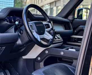 Land Rover Defender 2022 disponível para alugar em Baku, com limite de quilometragem de ilimitado.