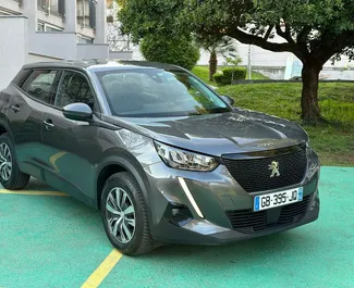 Přední pohled na pronájem Peugeot 2008 v Rafailovici, Černá Hora ✓ Auto č. 13038. ✓ Převodovka Automatické TM ✓ Recenze 0.