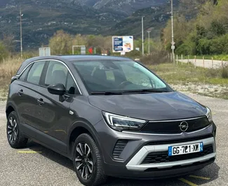 Přední pohled na pronájem Opel Crossland v Rafailovici, Černá Hora ✓ Auto č. 13037. ✓ Převodovka Automatické TM ✓ Recenze 0.