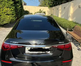 Vista frontal de um aluguel Mercedes-Benz S560 em Baku, Azerbaijão ✓ Carro #12931. ✓ Transmissão Automático TM ✓ 0 avaliações.