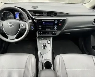Aluguel de carro Toyota Auris 2017 em Espanha, com ✓ combustível Híbrido e 120 cavalos de potência ➤ A partir de 29 EUR por dia.