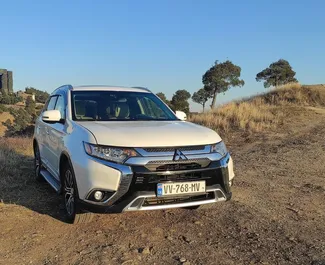 트빌리시에서, 조지아에서 대여하는 Mitsubishi Outlander Xl의 전면 뷰 ✓ 차량 번호#9706. ✓ 자동 변속기 ✓ 1 리뷰.