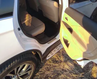 조지아에서에서 대여 가능한 Mitsubishi Outlander Xl의 인테리어. 자동 변속기가 장착된 멋진 7인승 차량입니다.