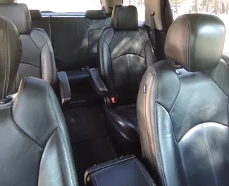 Interiér GMC Acadia k pronájmu v Gruzii. Skvělé auto s 7 sedadly a převodovkou Automatické.