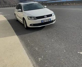 Frontvisning af en udlejnings Volkswagen Jetta i Tirana lufthavn, Albanien ✓ Bil #13049. ✓ Automatisk TM ✓ 0 anmeldelser.