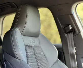 Interiøret til Audi A3 til leie i Montenegro. En flott 5-seters bil med Automatisk-gir.