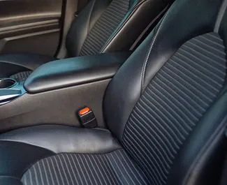 Bilutleie av Toyota Camry 2019 i i Georgia, inkluderer ✓ Bensin drivstoff og 203 hestekrefter ➤ Starter fra 108 GEL per dag.