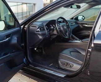 Interiøret til Toyota Camry til leie i Georgia. En flott 5-seters bil med Automatisk-gir.