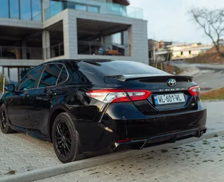 Frontvisning av en leiebil Toyota Camry i Tbilisi, Georgia ✓ Bil #10665. ✓ Automatisk TM ✓ 0 anmeldelser.