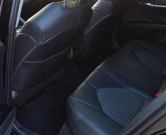 Utleie av Toyota Camry. Komfort, Premium bil til leie i Georgia ✓ Depositum på 250 GEL ✓ Forsikringsalternativer: TPL, CDW, SCDW, Tyveri.