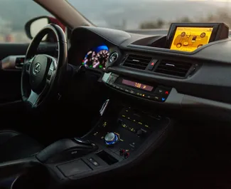 Interiøret til Lexus CT200H til leie i Georgia. En flott 5-seters bil med Automatisk-gir.