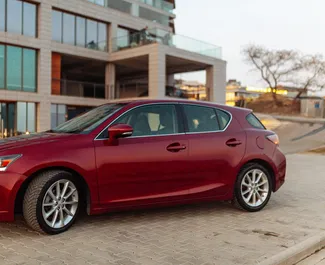 Frontvisning av en leiebil Lexus CT200H i Tbilisi, Georgia ✓ Bil #10438. ✓ Automatisk TM ✓ 0 anmeldelser.