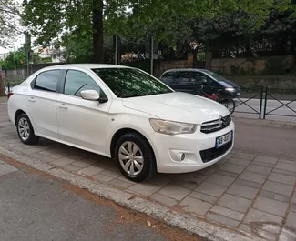 Vista frontal de um aluguel Citroen Elysee em Tirana, Albânia ✓ Carro #12955. ✓ Transmissão Manual TM ✓ 0 avaliações.