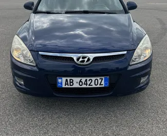 Predný pohľad na prenajaté auto Hyundai i30 v v meste Durres, Albánsko ✓ Auto č. 10494. ✓ Prevodovka Manuálne TM ✓ Hodnotenia 1.
