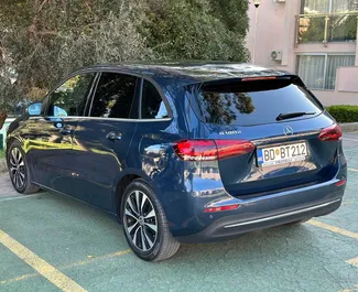 Interiér Mercedes-Benz B-Class k pronájmu v Černé Hoře. Skvělé auto s 5 sedadly a převodovkou Automatické.