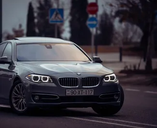 Vista frontal de um aluguel BMW 528i em Baku, Azerbaijão ✓ Carro #12940. ✓ Transmissão Automático TM ✓ 0 avaliações.