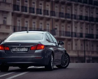 Aluguel de carro BMW 528i 2016 no Azerbaijão, com ✓ combustível Gasolina e 215 cavalos de potência ➤ A partir de 95 AZN por dia.
