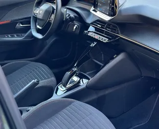 Peugeot 2008 2021 k dispozici k pronájmu v Rafailovici, s omezením ujetých kilometrů neomezené.