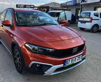 Frontvisning af en udlejnings Fiat Egea Cross i Antalya Lufthavn, Tyrkiet ✓ Bil #6557. ✓ Manual TM ✓ 1 anmeldelser.