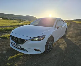 Interiøret til Mazda 6 til leie i Georgia. En flott 5-seters bil med Automatisk-gir.