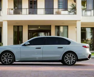 Салон BMW 735i для аренды в ОАЭ. Отличный 5-местный автомобиль. ✓ Коробка Автомат.