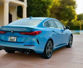 BMW 218i 2021 διαθέσιμο για ενοικίαση στο Ντουμπάι, με όριο χιλιομέτρων απεριόριστο.