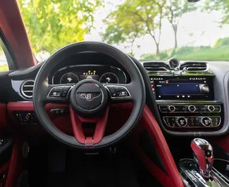 Bentley Bentayga 2023 tilgængelig til leje i Dubai, med ubegrænset kilometertæller grænse.