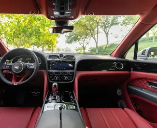 Benzin 4,0L motor af Bentley Bentayga 2023 til udlejning i Dubai.