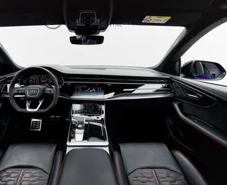 Audi RS Q8 2023 disponible para alquilar en Dubai, con límite de millaje de ilimitado.