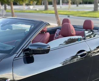 Frontvisning af en udlejnings BMW 420i Cabrio i Dubai, De Forenede Arabiske Emirater ✓ Bil #13572. ✓ Automatisk TM ✓ 0 anmeldelser.