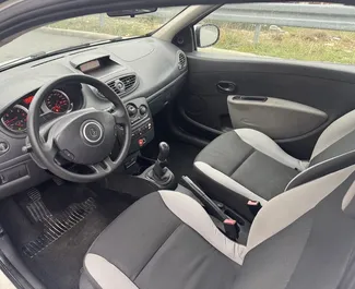 Frontvisning af en udlejnings Renault Clio 3 i Budva, Montenegro ✓ Bil #13574. ✓ Manual TM ✓ 0 anmeldelser.