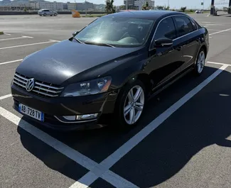 Framvy av en hyrbil Volkswagen Passat i Durres, Albanien ✓ Bil #13539. ✓ Växellåda Automatisk TM ✓ 0 recensioner.
