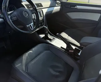 Uthyrning av Volkswagen Passat. Komfort, Premium bil för uthyrning i Albanien ✓ Deposition 100 EUR ✓ Försäkringsalternativ: Utomlands, Ingen insättning.
