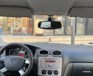 Predný pohľad na prenajaté auto Ford Focus v v meste Durres, Albánsko ✓ Auto č. 10233. ✓ Prevodovka Manuálne TM ✓ Hodnotenia 3.