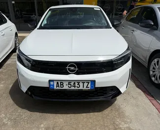 租赁 Opel Corsa 的正面视图，地拉那机场, 阿尔巴尼亚 ✓ 汽车编号 #13543。✓ Automatic 变速箱 ✓ 0 评论。